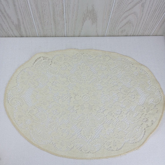 Vintage cream oval Lace-style doilies placemat set of 4 table setting floral - Picture 6 of 10